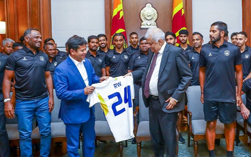 President Wickremesinghe meets Sri Lankan Football team