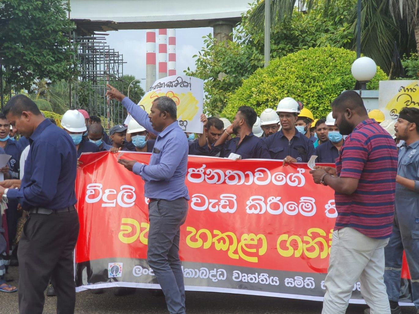 CEB engineers stand   ground against Kanchana,   protest at Norochcholai