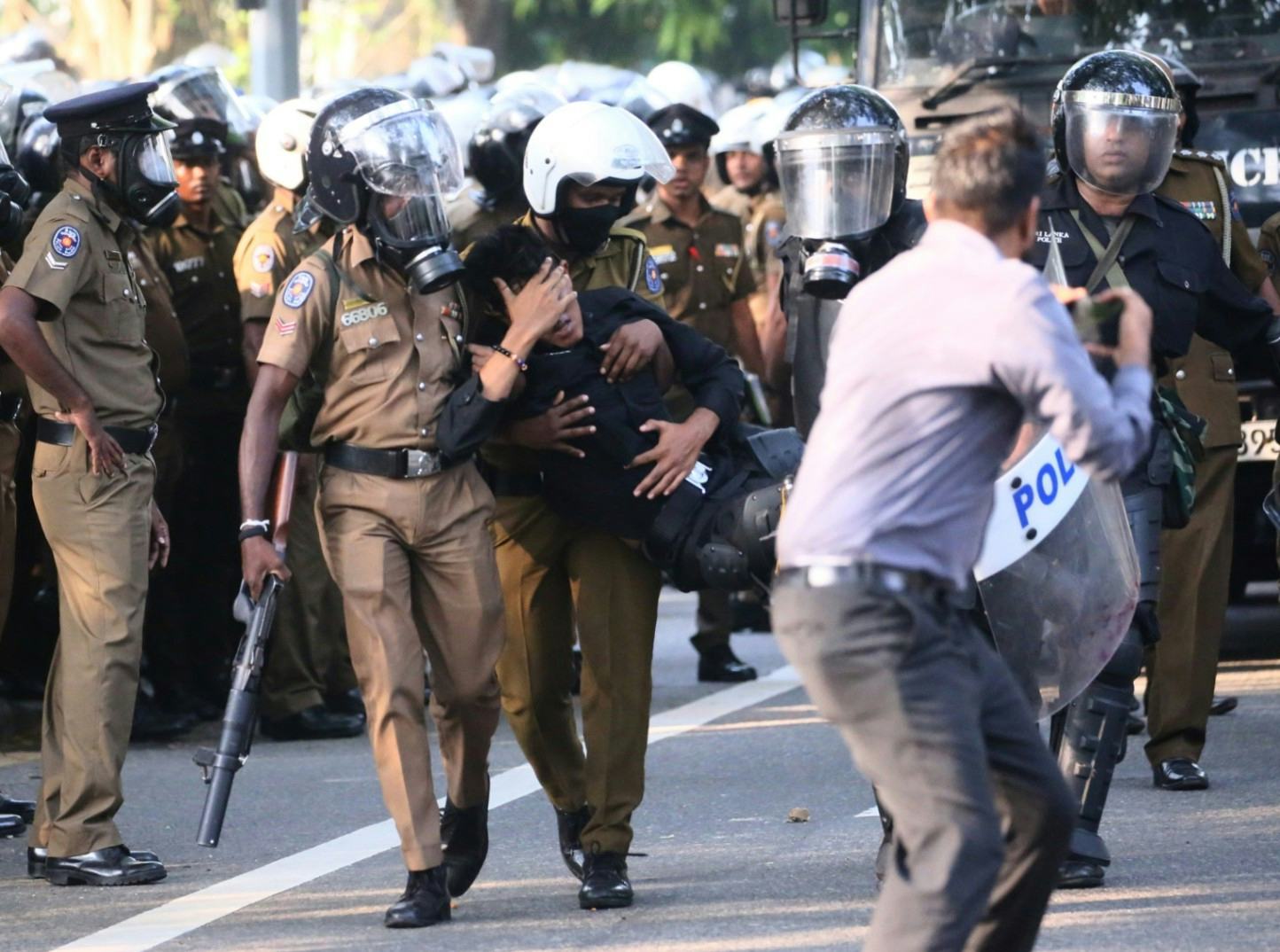 Police defend use of tear gas at Colombo Uni